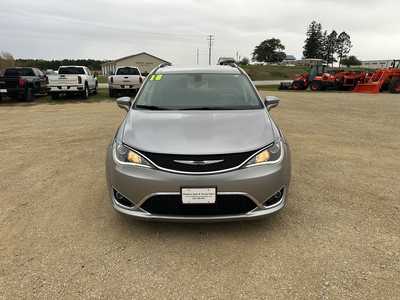2018 Chrysler Pacifica, $16595. Photo 2