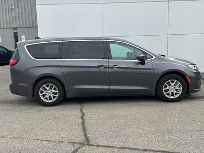 2023 Chrysler Pacifica, $24450. Photo 2