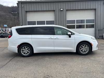 2023 Chrysler Pacifica, $25250. Photo 2