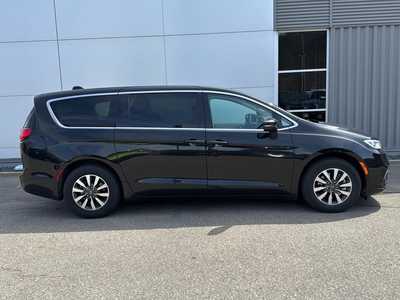 2023 Chrysler Pacifica, $24999. Photo 2