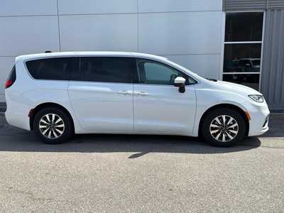 2023 Chrysler Pacifica, $24999. Photo 2