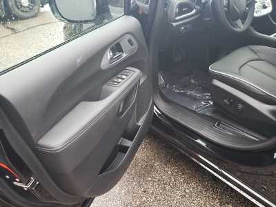2025 Chrysler Pacifica, $50749. Photo 10