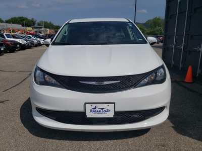 2023 Chrysler Voyager, $19950. Photo 2