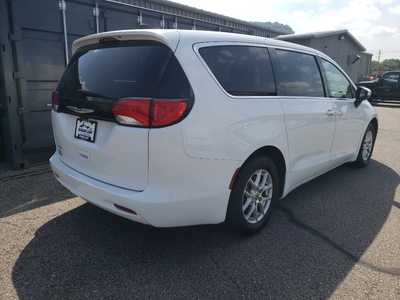 2023 Chrysler Voyager, $19950. Photo 8