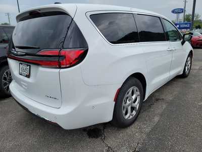 2024 Chrysler Pacifica, $42990. Photo 3