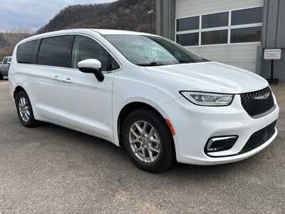 2023 Chrysler Pacifica, $24893. Photo 1