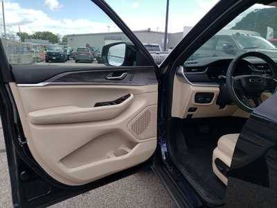 2024 Jeep Grand Cherokee L, $38450. Photo 9