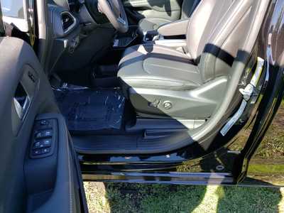 2025 Chrysler Pacifica, $40870. Photo 10