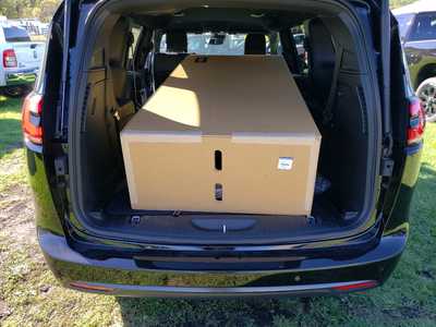 2025 Chrysler Pacifica, $40870. Photo 12
