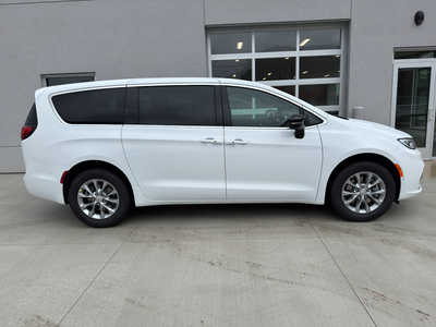 2026 Chrysler Pacifica, $44915. Photo 2
