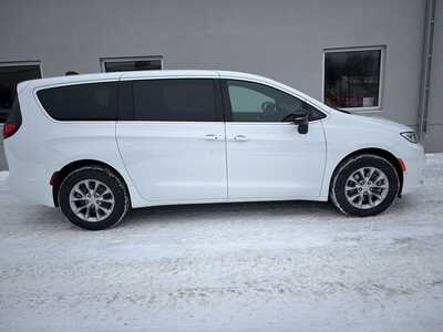 2026 Chrysler Pacifica, $44415. Photo 7
