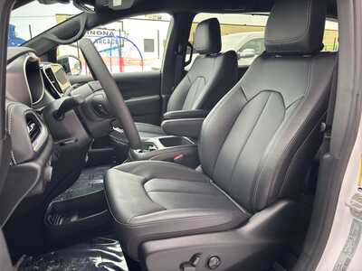 2026 Chrysler Pacifica, $44415. Photo 9