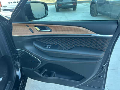 2025 Jeep Grand Cherokee, $65675. Photo 11