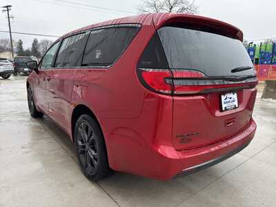2026 Chrysler Pacifica, $45555. Photo 4