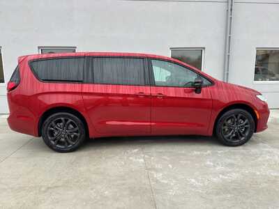 2026 Chrysler Pacifica, $45555. Photo 7