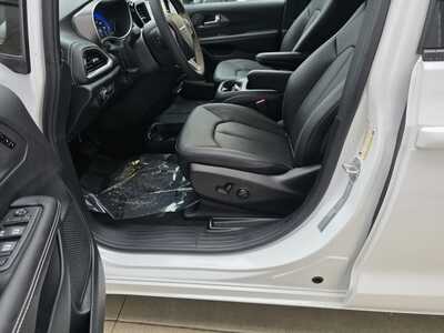 2026 Chrysler Pacifica, $45060. Photo 10