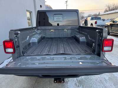 2021 Jeep Gladiator, $28990. Photo 6