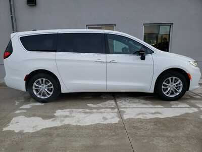 2026 Chrysler Pacifica, $45505. Photo 8