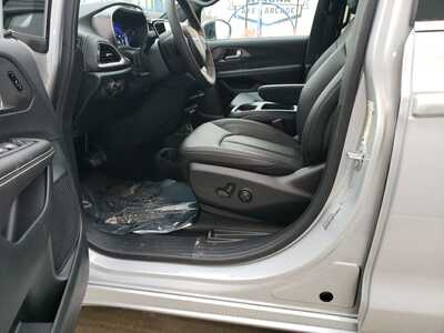 2026 Chrysler Pacifica, $46000. Photo 12