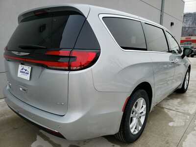 2026 Chrysler Pacifica, $46000. Photo 7