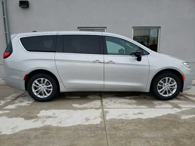 2026 Chrysler Pacifica, $46000. Photo 8