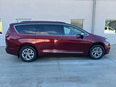 2023 Chrysler Pacifica, $37990. Photo 2