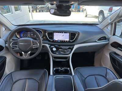 2023 Chrysler Pacifica, $37990. Photo 3