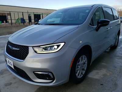 2024 Chrysler Pacifica, $27990. Photo 3