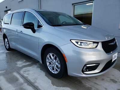 2024 Chrysler Pacifica, $27990. Photo 1