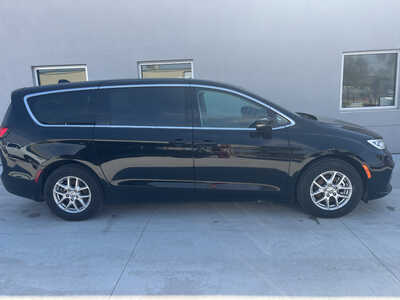 2024 Chrysler Pacifica, $26950. Photo 7
