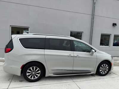 2020 Chrysler Pacifica, $25990. Photo 2