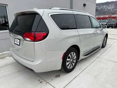 2020 Chrysler Pacifica, $25990. Photo 3