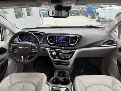 2020 Chrysler Pacifica, $25990. Photo 4