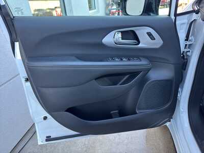 2025 Chrysler Pacifica, $36450. Photo 10