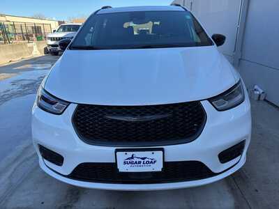 2025 Chrysler Pacifica, $36450. Photo 2