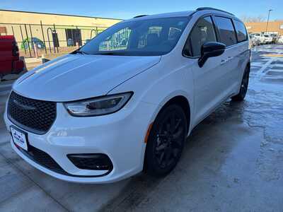 2025 Chrysler Pacifica, $36450. Photo 3