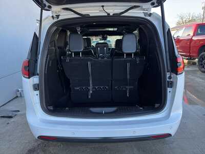 2025 Chrysler Pacifica, $36450. Photo 6