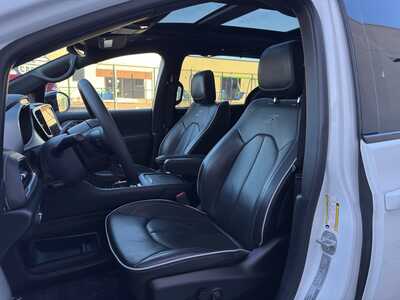 2025 Chrysler Pacifica, $36450. Photo 9