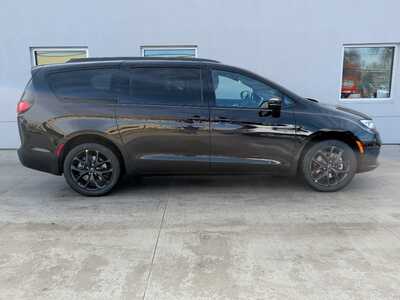 2026 Chrysler Pacifica, $51960. Photo 2