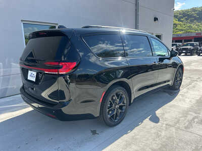 2026 Chrysler Pacifica, $51960. Photo 7