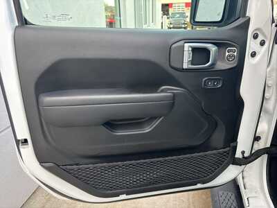 2022 Jeep Gladiator, $32750. Photo 10