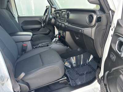 2022 Jeep Gladiator, $32750. Photo 12