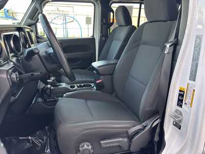 2022 Jeep Gladiator, $32750. Photo 9