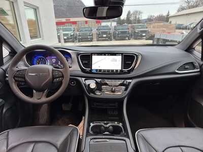 2025 Chrysler Pacifica, $39950. Photo 5