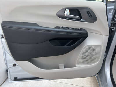 2023 Chrysler Pacifica, $23850. Photo 10