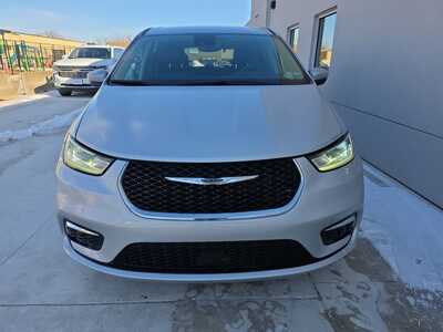 2023 Chrysler Pacifica, $25850. Photo 2