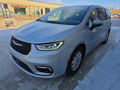 2023 Chrysler Pacifica, $25850. Photo 3