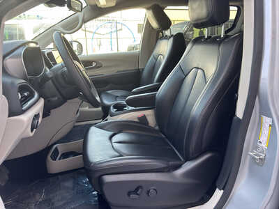 2023 Chrysler Pacifica, $23850. Photo 9