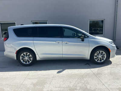 2026 Chrysler Pacifica, $51855. Photo 8