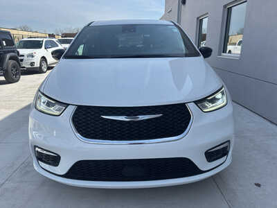 2025 Chrysler Pacifica, $29250. Photo 2